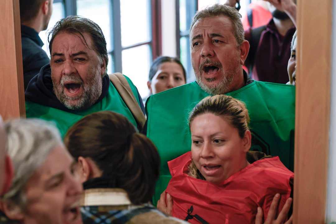 Interrumpen un acto de la ministras Isabel Rodríguez y Diana Morant al grito de "la ley de vivienda es una mierda" Interrumpen un acto de la ministras Isabel Rodríguez y Diana Morant al grito de "la ley de vivienda es una mierda"