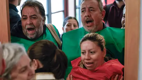 El grupo de manifestantes que ha interrumpido el acto de las ministras Rodríguez y Morant/ EFE/ Zipi Aragon El grupo de manifestantes que ha interrumpido el acto de las ministras Rodríguez y Morant/ EFE/ Zipi Aragon