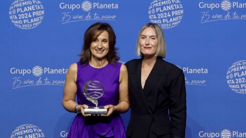 La escritora Paloma S&aacute;nchez-Garnica (i), ganadora del 73&ordm; Premio Planeta con la novela 'Victoria', y la finalista Beatriz Serrano, con la novela 'Fuego en la garganta', posan durante el acto celebrado este martes en Barcelona. / EFE/Andreu Dalmau