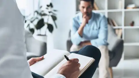 Un psicólogo atiende a un paciente Un psicólogo atiende a un paciente