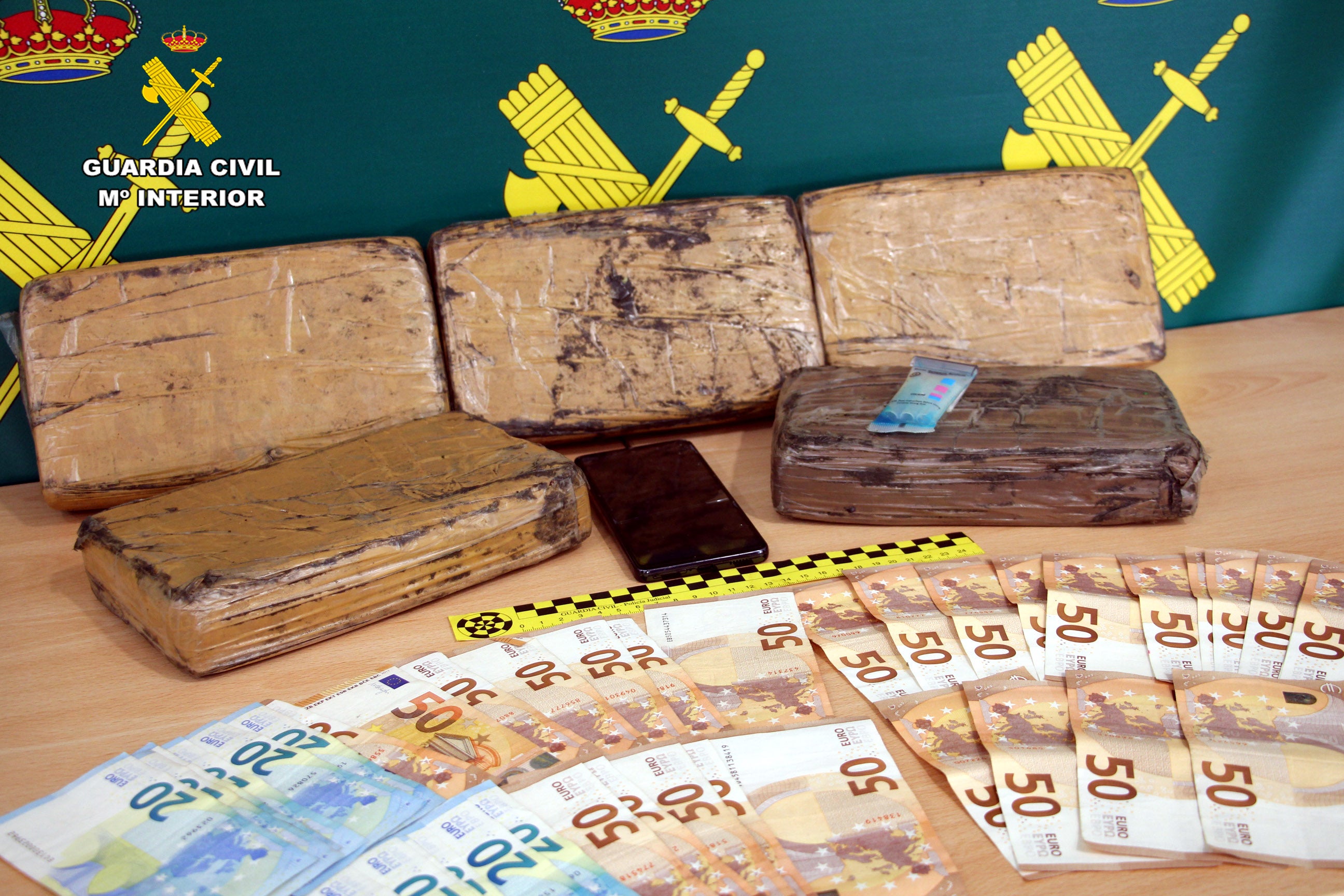 Interceptado en Cartes un vehículo con cinco kilos de cocaína ocultos en un doble fondo Interceptado en Cartes un vehículo con cinco kilos de cocaína ocultos en un doble fondo