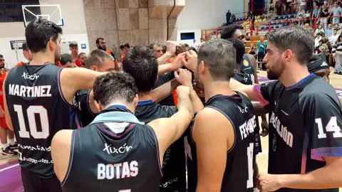 Los jugadores celebran la victoria Los jugadores celebran la victoria