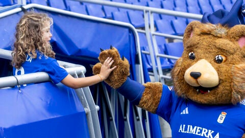 La mascota del Oviedo saluda a una ni&ntilde;a en el Tartiere