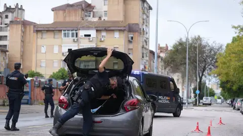 Imagen de efectivos policiales en el Polígono Sur de Sevilla este miércoles por la mañana Imagen de efectivos policiales en el Polígono Sur de Sevilla este miércoles por la mañana