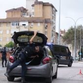 Imagen de efectivos policiales en el Polígono Sur de Sevilla este miércoles por la mañana
