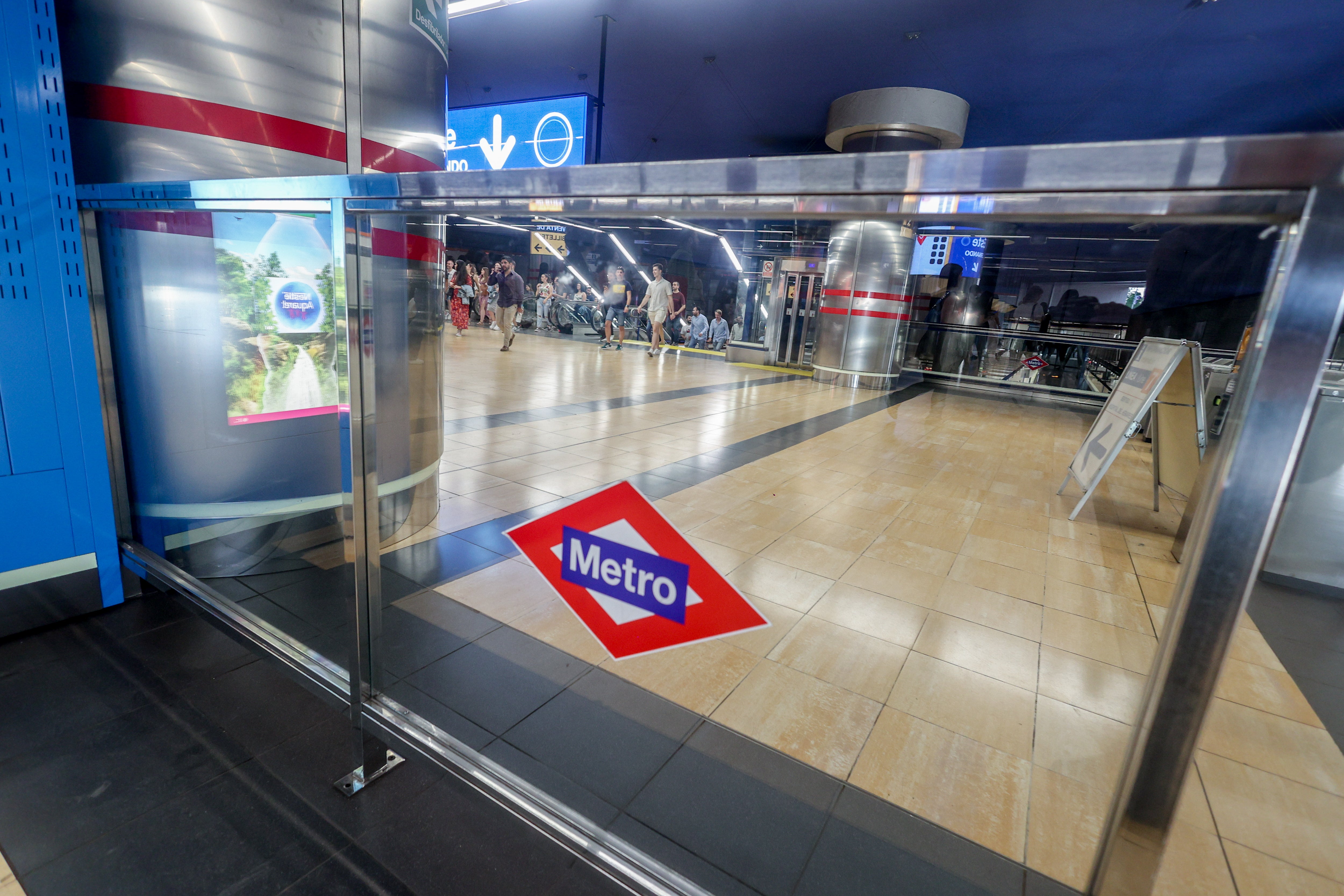 La nueva luz roja en los vagones del Metro de Madrid: qué es y para qué sirve La nueva luz roja en los vagones del Metro de Madrid: qué es y para qué sirve