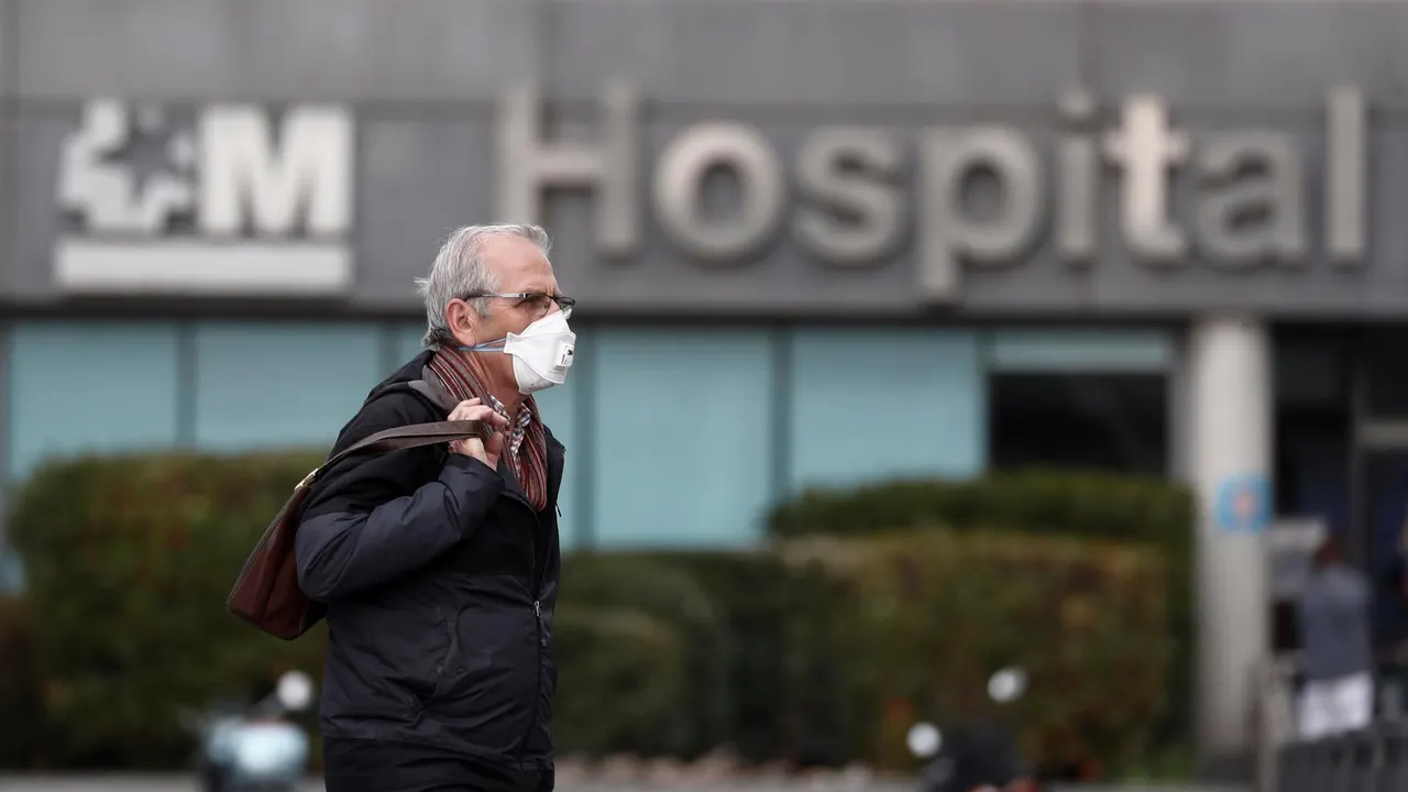 Un hombre protegido con una mascarilla frente al hospital La Paz de Madrid en marzo de 2020.