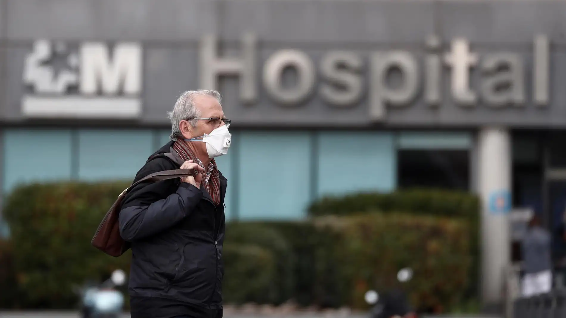 Un hombre protegido con una mascarilla frente al hospital La Paz de Madrid en marzo de 2020. Un hombre protegido con una mascarilla frente al hospital La Paz de Madrid en marzo de 2020.