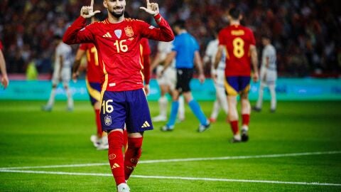 Alex Banea celebra su gol con Espa&ntilde;a