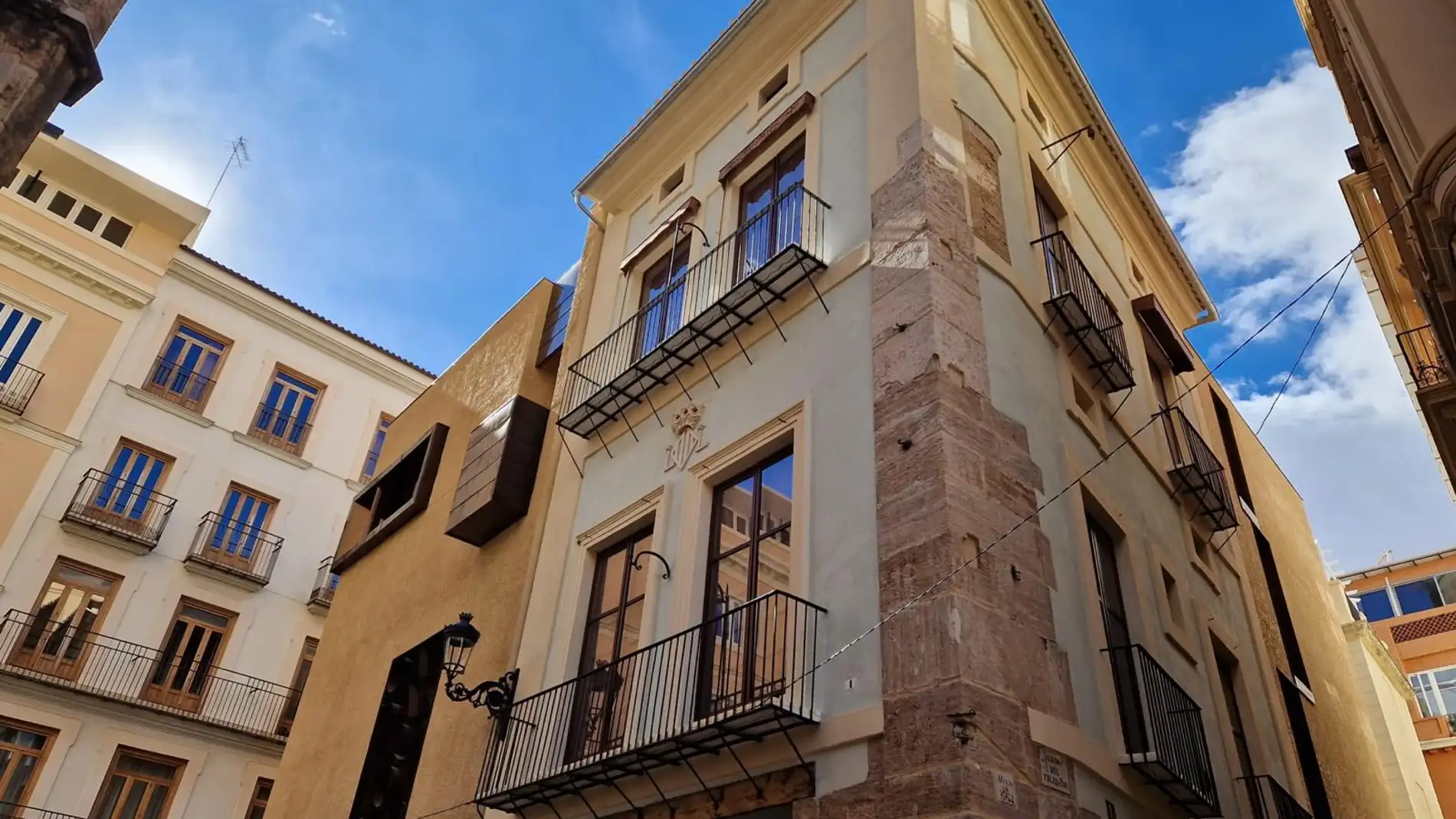 La Casa del Relojero y su edificio anexo La Casa del Relojero y su edificio anexo