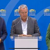 Comparencia del grupo socialista canario en el Parlamento para explicar su propuesta de tasa turística. En el centro el portavoz del grupo, Sebastián Franquis