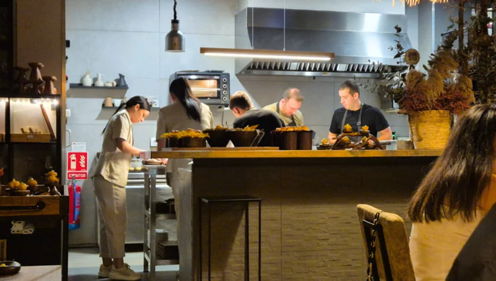 El equipo de 'Frases' durante un servicio de su restaurante El equipo de 'Frases' durante un servicio de su restaurante