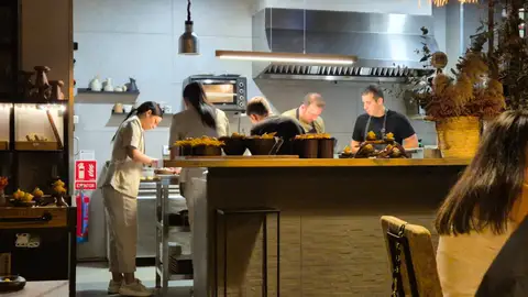 El equipo de 'Frases' durante un servicio de su restaurante El equipo de 'Frases' durante un servicio de su restaurante
