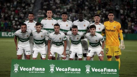 El equipo titular del Elche posa antes del duelo ante el C&oacute;rdoba.