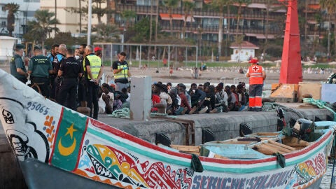 Imagen de archivo de migrantes rescatados en un cayuco cerca de Los Cristianos, Tenerife