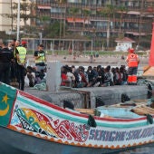 Imagen de archivo de migrantes rescatados en un cayuco cerca de Los Cristianos, Tenerife