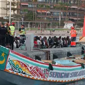 Imagen de archivo de migrantes rescatados en un cayuco cerca de Los Cristianos, Tenerife Imagen de archivo de migrantes rescatados en un cayuco cerca de Los Cristianos, Tenerife