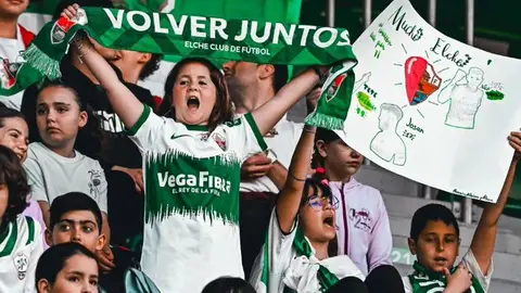 Aficionados del Elche, en un partido en el Martínez Valero. Aficionados del Elche, en un partido en el Martínez Valero.