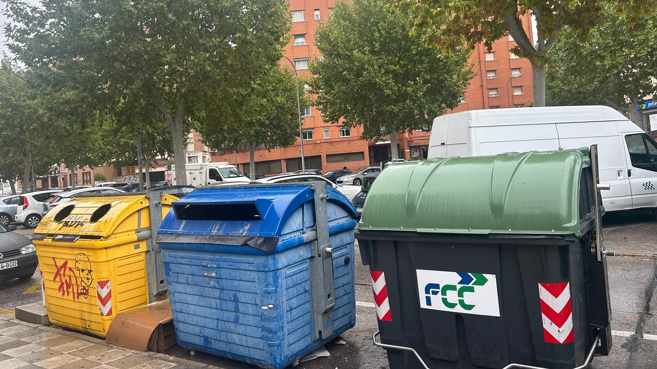 Contenederos de basura en la vía de servicio de Hermanos Becerril, en Cuenca