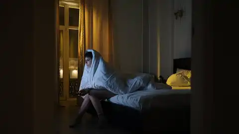 Los 9 comportamientos que tienen las personas que necesitan quedarse dormidos con la tele encendida Los 9 comportamientos que tienen las personas que necesitan quedarse dormidos con la tele encendida