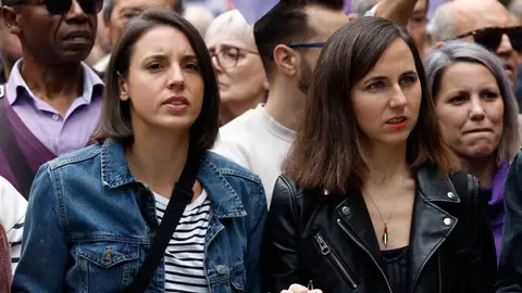 Ione Belarra e Irene Montero durante la manifestación por la vivienda as militantes de Podemos y exministras Ione Belarra e Irene Montero (i) durante la manifestación que bajo el lema 'Se acabó. Bajaremos los alquileres/ EFE/Chema Moya