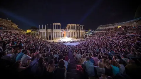 Pentación de Cimarro y dos uniones temporales de empresas optan al nuevo contrato del Festival de Mérida para 2025 y 2026 Pentación de Cimarro y dos uniones temporales de empresas optan al nuevo contrato del Festival de Mérida para 2025 y 2026