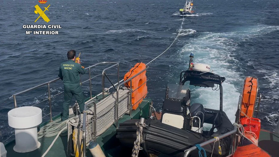Auxilio Pesquero por la Guardia Civil de Cantabria Auxilio Pesquero por la Guardia Civil de Cantabria
