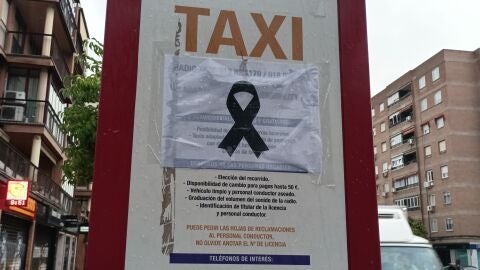 Parada de taxis de Alcal&aacute; de Henares con un lazo negro en recuerdo al taxista fallecido