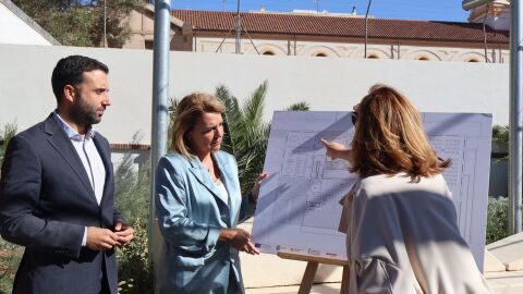 La vicepresidenta de la Generalitat, Susana Camarero, y el alcalde de Sagunto, Dar&iacute;o Moreno, junto a los planos del futuro CEAM de Puerto de Sagunto