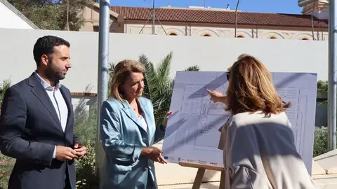 La vicepresidenta de la Generalitat, Susana Camarero, y el alcalde de Sagunto, Darío Moreno, junto a los planos del futuro CEAM de Puerto de Sagunto La vicepresidenta de la Generalitat, Susana Camarero, y el alcalde de Sagunto, Darío Moreno, junto a los planos del futuro CEAM de Puerto de Sagunto