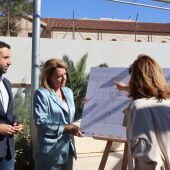 La vicepresidenta de la Generalitat, Susana Camarero, y el alcalde de Sagunto, Darío Moreno, junto a los planos del futuro CEAM de Puerto de Sagunto