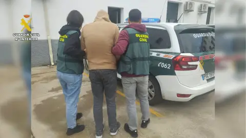 Detenidos tres vecinos de Badajoz por robar en el Ayuntamiento de la Pesga e intentarlo en siete viviendas Detenidos tres vecinos de Badajoz por robar en el Ayuntamiento de la Pesga e intentarlo en siete viviendas