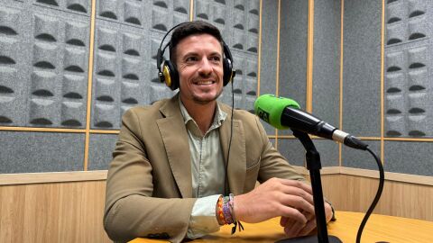 El alcalde de Aljaraque, Adri&aacute;n Cano, en los estudios de Onda Cero.