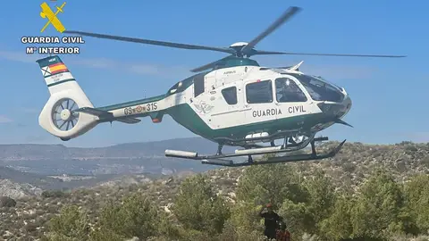 Momento del rescate por parte de la Guardia Civil Momento del rescate por parte de la Guardia Civil