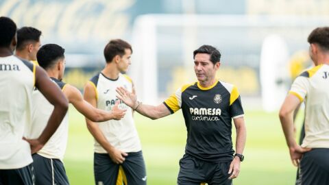 Marcelino dirige un entrenamiento del Villarreal CF