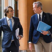 El presidente de la Xunta y el conselleiro de Facenda antes de la presentación de los presupuestos 2025. Imagen: Xunta