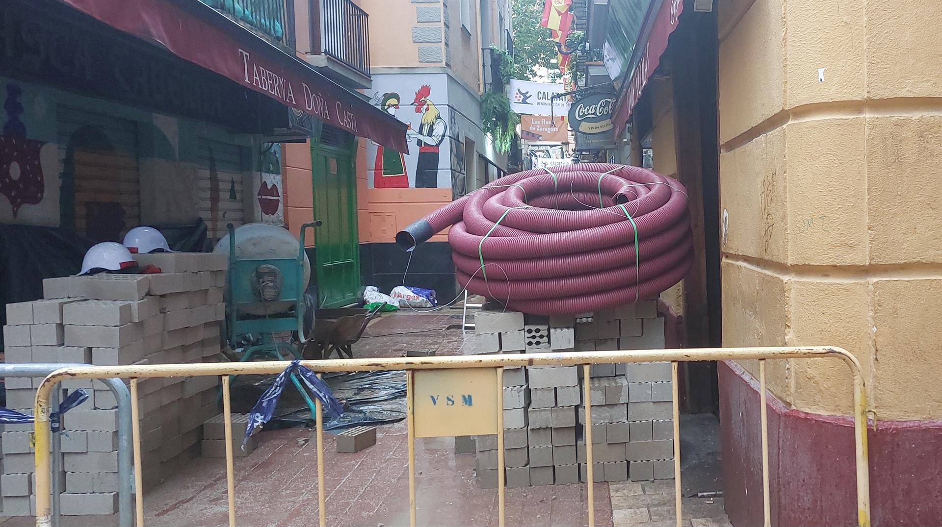 El Ayuntamiento de Zaragoza inyecta hormigón en la sima de Libertad 14 El Ayuntamiento de Zaragoza inyecta hormigón en la sima de Libertad 14