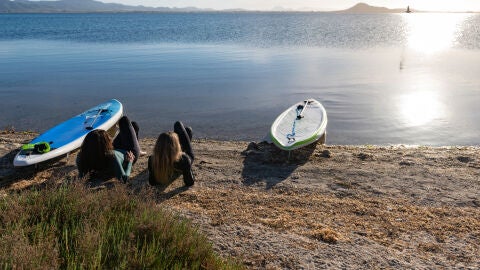 Chicas viendo atardecer en el Mar Menor (Regi&oacute;n de Murcia)