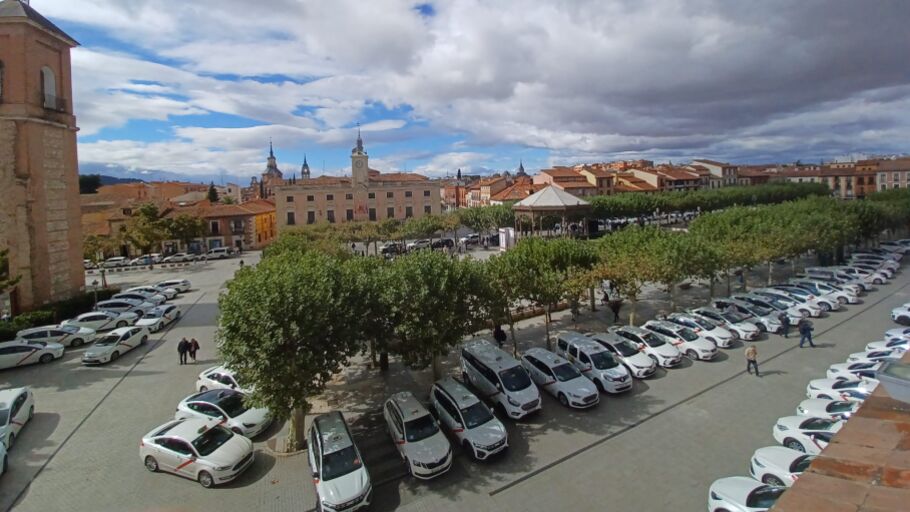 Taxis estacionados en los laterales de la Plaza de Cervantes de Alcal&aacute; de Henares