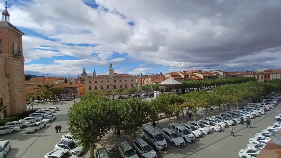 Decenas de taxistas de Alcalá de Henares, Torrejón de Ardoz y Madrid se concentran en la Plaza de Cervantes en repulsa del asesinato de un compañero Taxis estacionados en los laterales de la Plaza de Cervantes de Alcalá de Henares