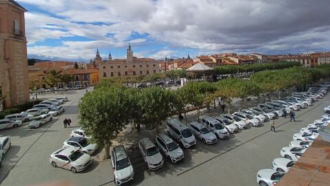 Taxis estacionados en los laterales de la Plaza de Cervantes de Alcal&aacute; de Henares