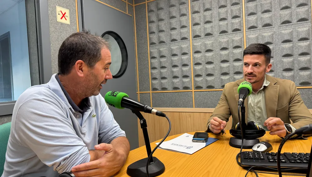 El alcalde de Aljaraque, en los estudios de Onda Cero, junto a Rafael López. El alcalde de Aljaraque, en los estudios de Onda Cero, junto a Rafael López.