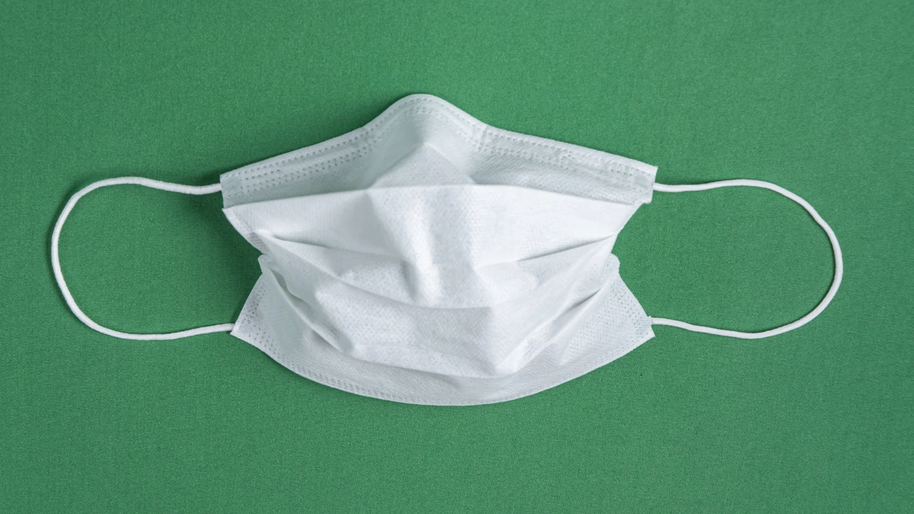 Imagen de archivo de mascarilla blanca sobre fondo verde