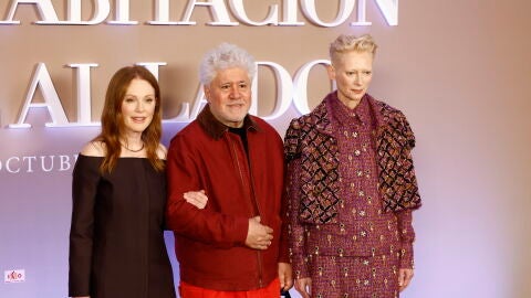 Julianne Moore, Pedro Almod&oacute;var y Tilda Swinton, durante la presentaci&oacute;n de 'La habitaci&oacute;n de al lado' en Madrid