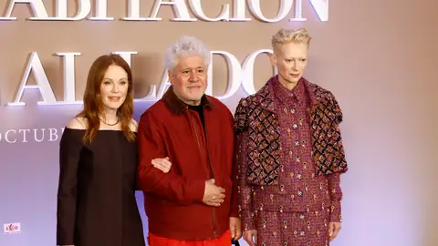 Julianne Moore, Pedro Almodóvar y Tilda Swinton, durante la presentación de 'La habitación de al lado' en Madrid Julianne Moore, Pedro Almodóvar y Tilda Swinton, durante la presentación de 'La habitación de al lado' en Madrid