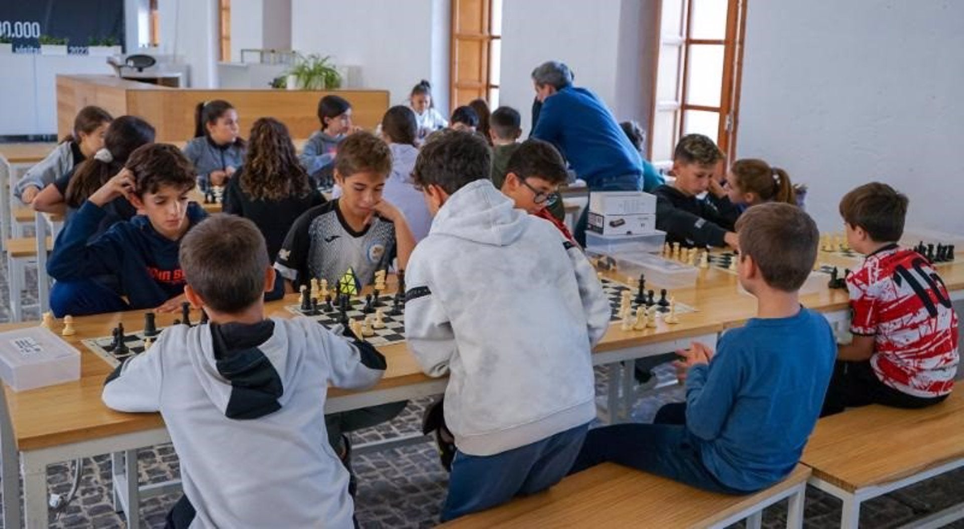 La Semana de Ajedrez de la Diputación de Badajoz incluye un torneo y una exhibición del Maestro FIDE Luis Fernández ante 20 rivales La Semana de Ajedrez de la Diputación de Badajoz incluye un torneo y una exhibición del Maestro FIDE Luis Fernández ante 20 rivales