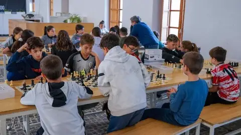 La Semana de Ajedrez de la Diputación de Badajoz incluye un torneo y una exhibición del Maestro FIDE Luis Fernández ante 20 rivales La Semana de Ajedrez de la Diputación de Badajoz incluye un torneo y una exhibición del Maestro FIDE Luis Fernández ante 20 rivales