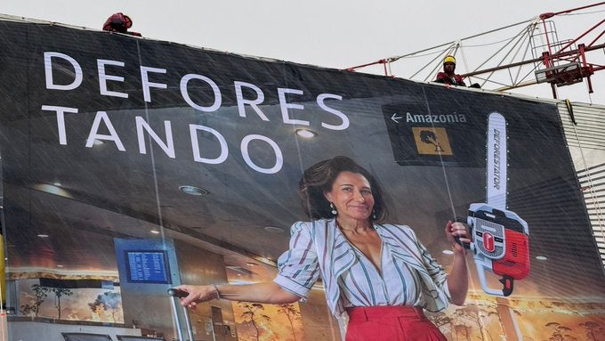 Greenpeace despliega una pancarta con la imagen de Ana Botín para denunciar la deforestación Greenpeace despliega una pancarta con la imagen de Ana Botín para denunciar la deforestación