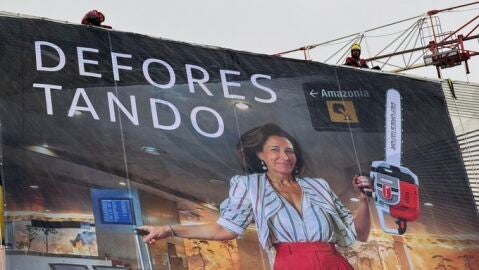 Greenpeace despliega una pancarta con la imagen de Ana Botin para denunciar la deforestaci&oacute;n