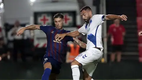 Íñigo Piña, al corte en el duelo ante el Tenerife. Íñigo Piña, al corte en el duelo ante el Tenerife.